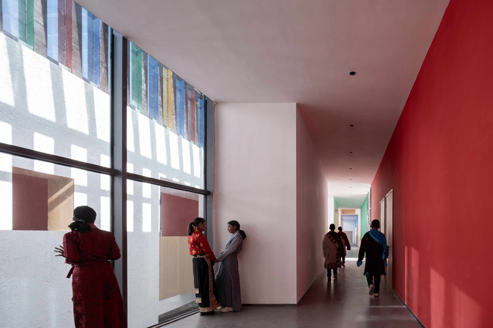 the multifunctional art center of lhozhag county middle school by shenzhen huahui design