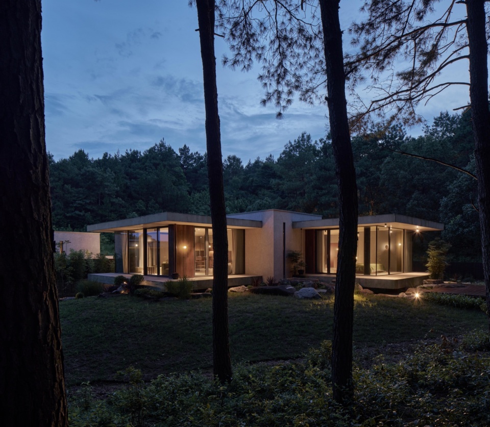 Anadu Pine Villa by STUDIO8 Architects