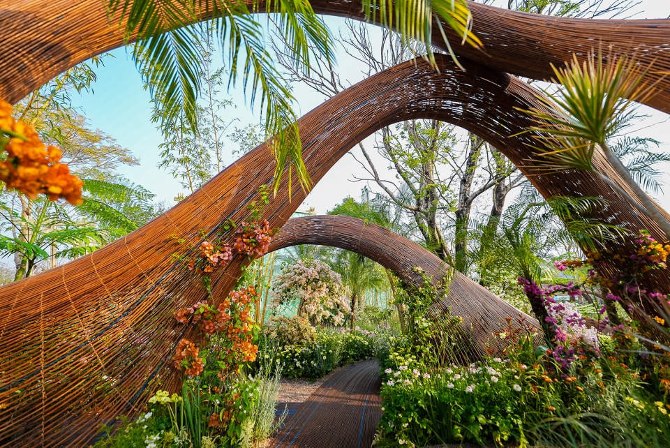 the bamboo chain weaving installation by zyeen