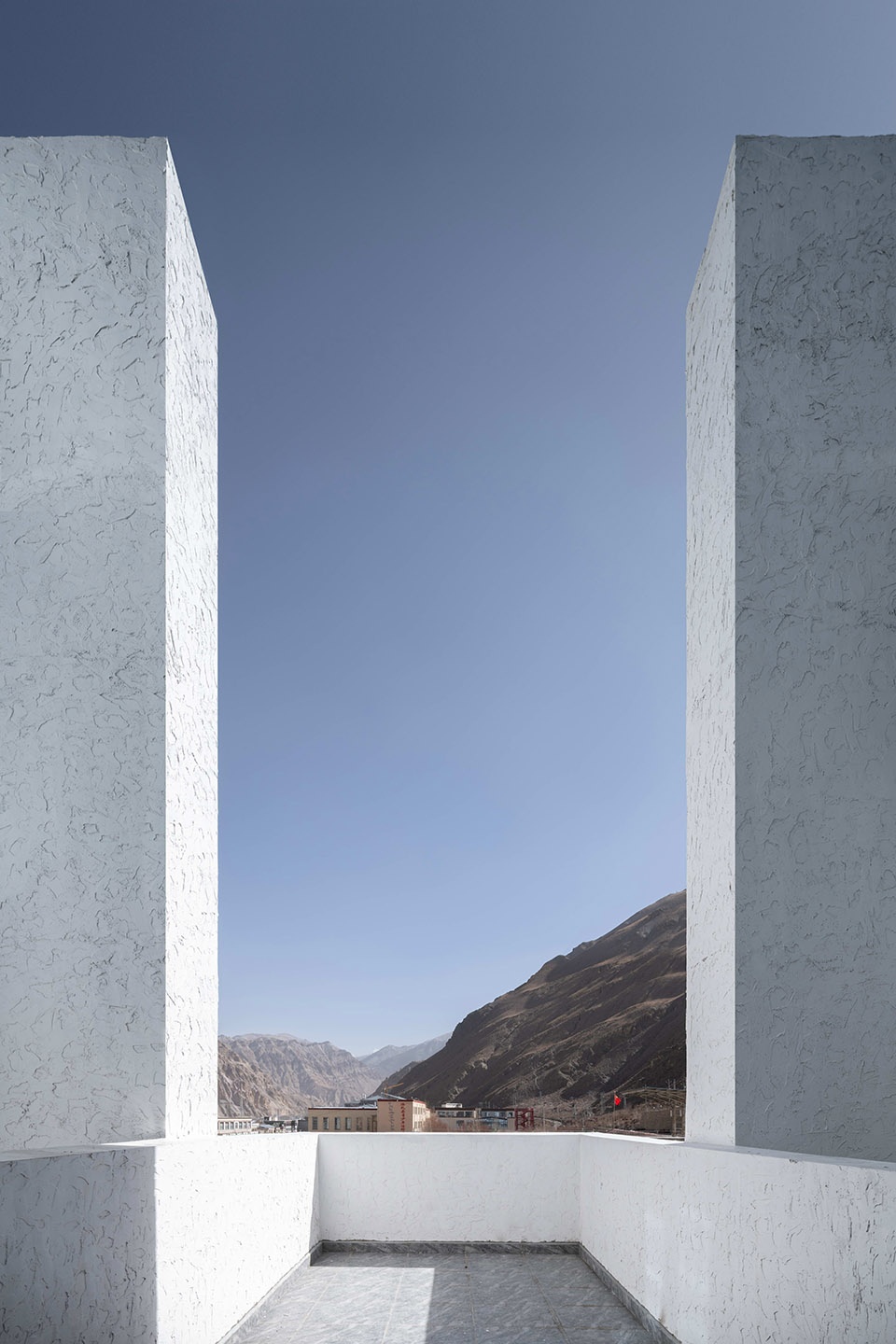 the multifunctional art center of lhozhag county middle school by shenzhen huahui design