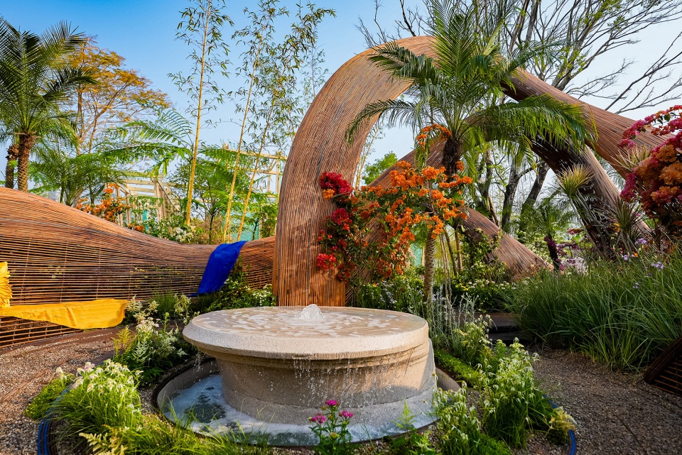 the bamboo chain weaving installation by zyeen