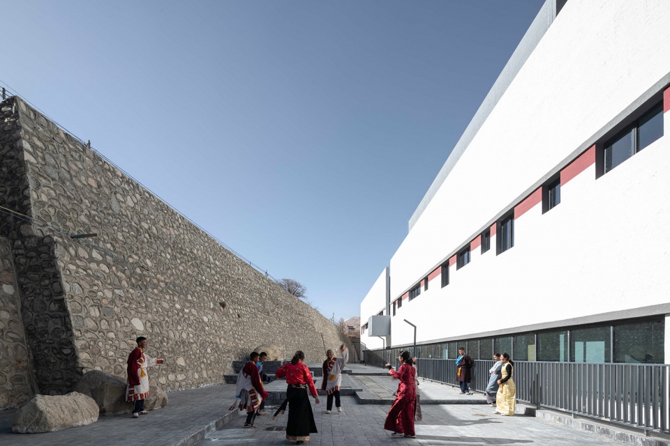 the multifunctional art center of lhozhag county middle school by shenzhen huahui design