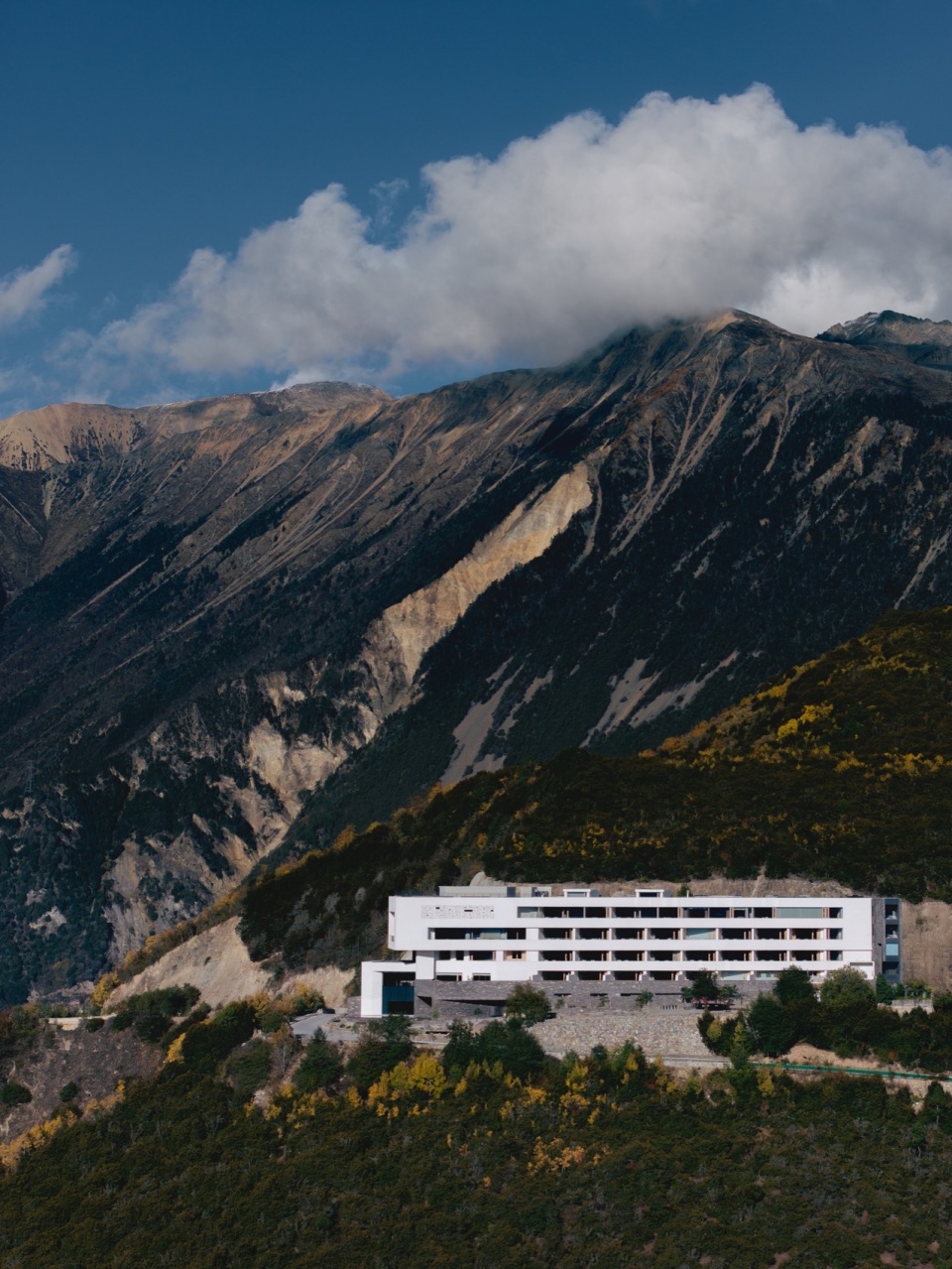 Poodom Deqin Meri Hotel by BUZZ Buro Ziyu Zhuang