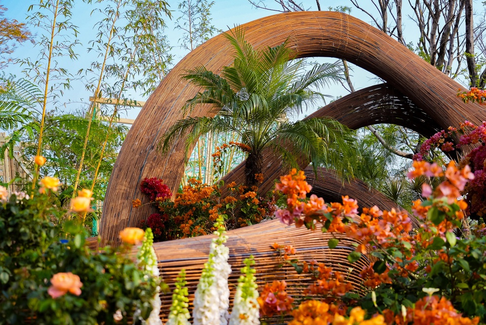 the bamboo chain weaving installation by zyeen