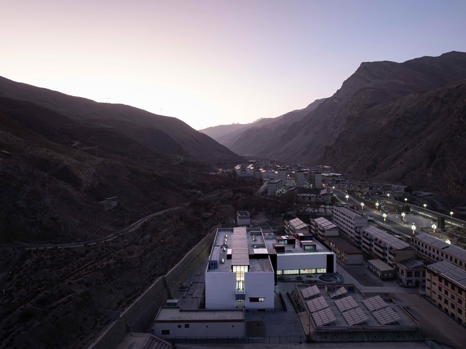 the multifunctional art center of lhozhag county middle school by shenzhen huahui design