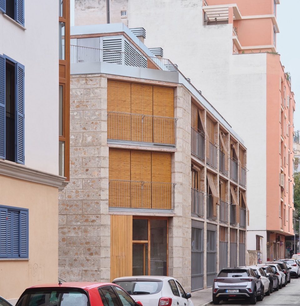 Social housing 2104 by HARQUITECTES
