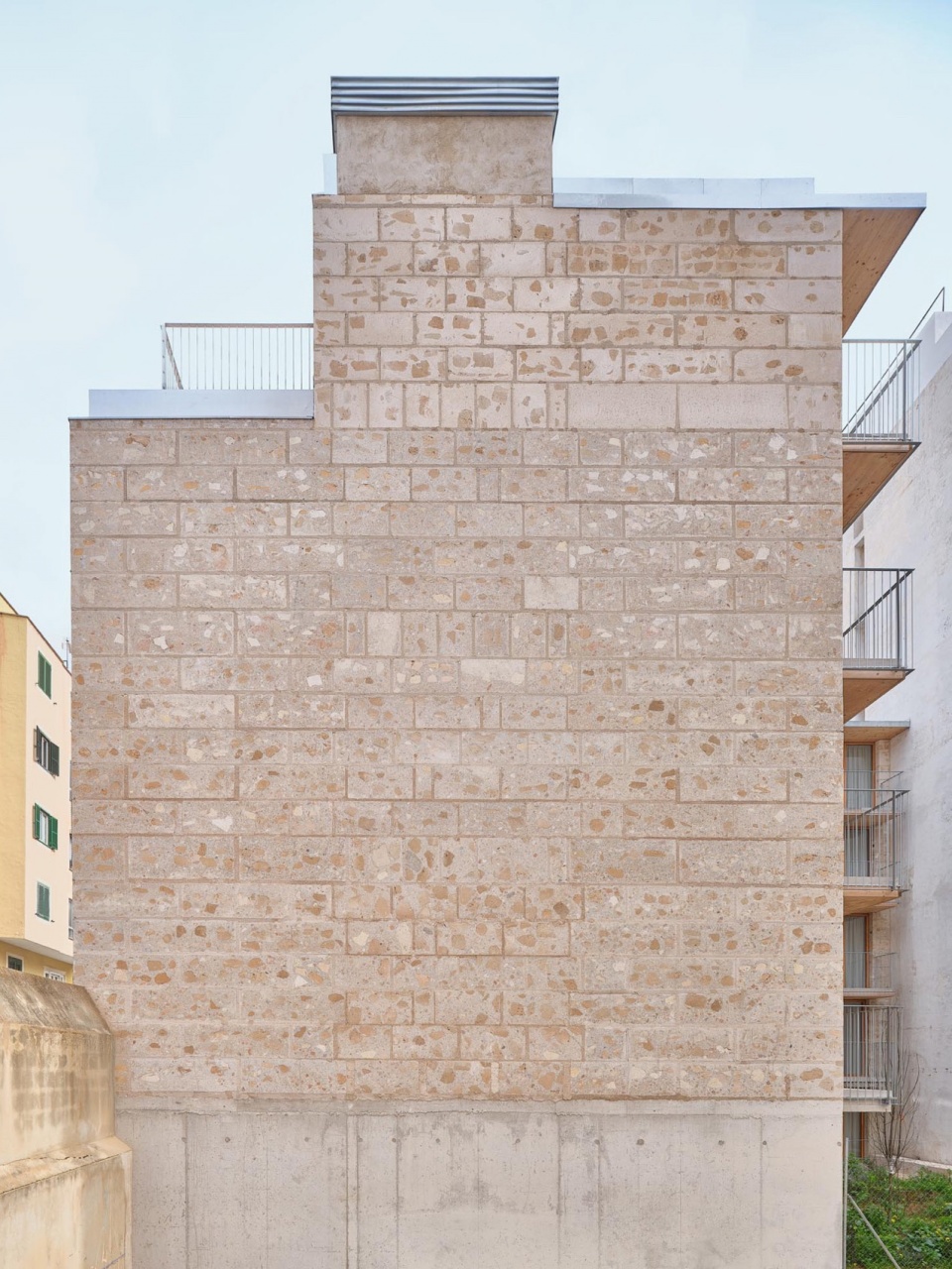 Social housing 2104 by HARQUITECTES q7r