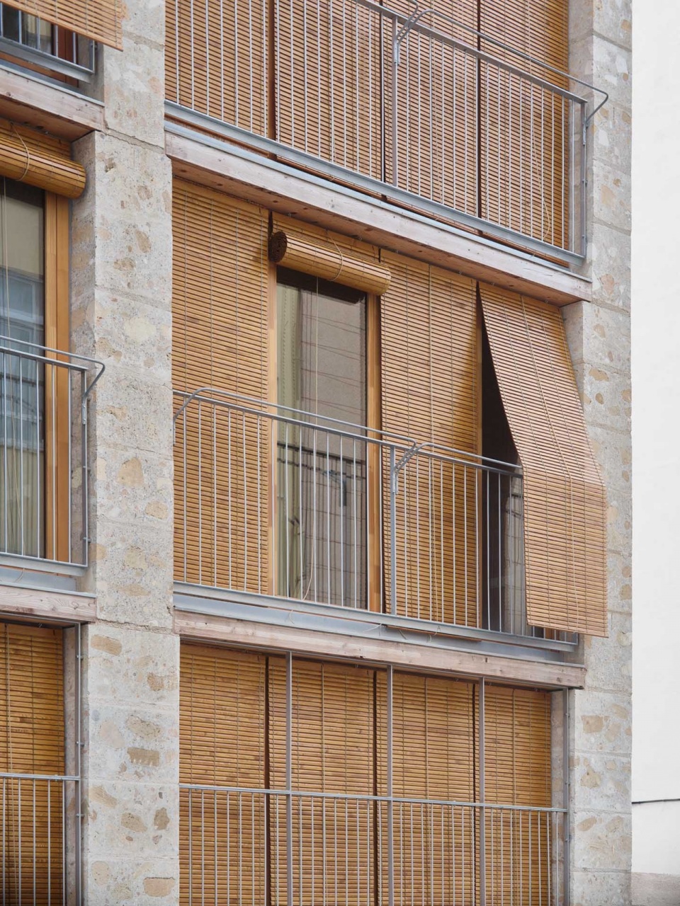 Social housing 2104 by HARQUITECTES