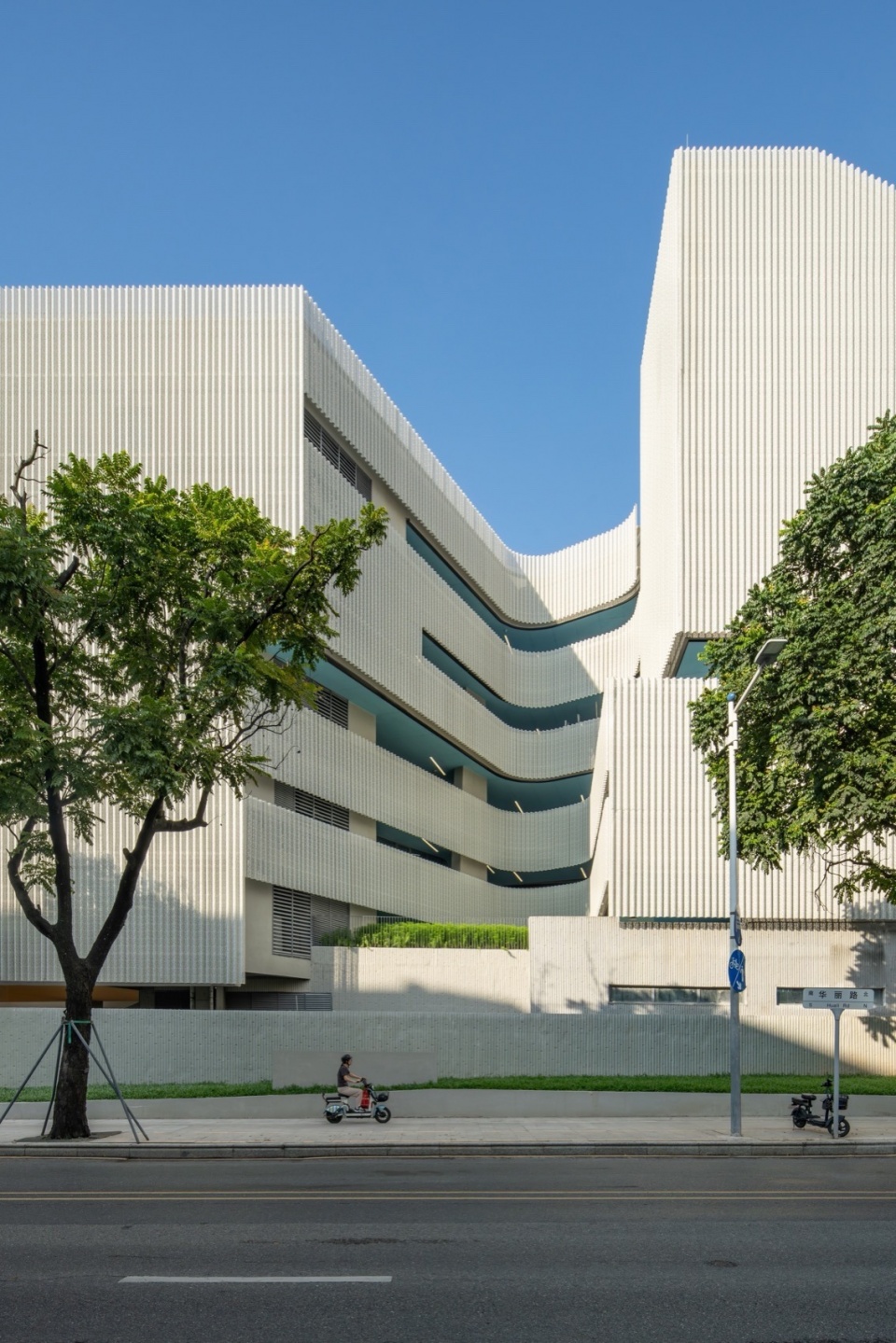 Cuizhu Foreign Language School by Studio Link Arc