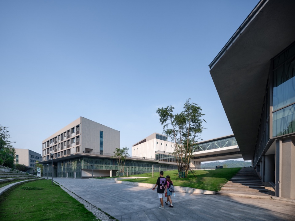 Xihua University Yibin Campus Phase Ⅱ by FCJZ