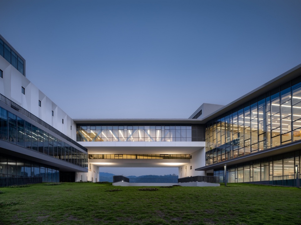 Xihua University Yibin Campus Phase Ⅱ by FCJZ