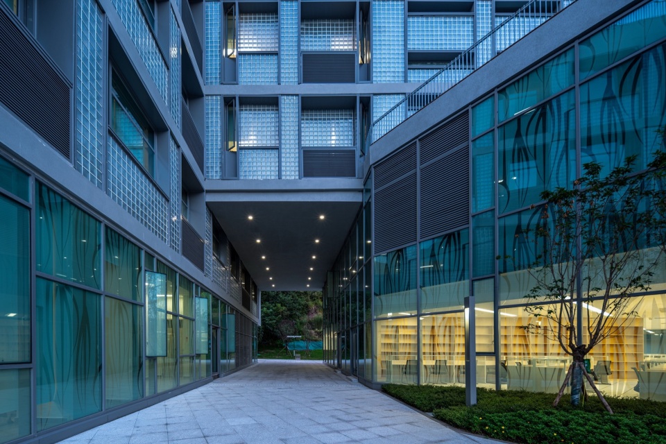Xihua University Yibin Campus Phase Ⅱ by FCJZ