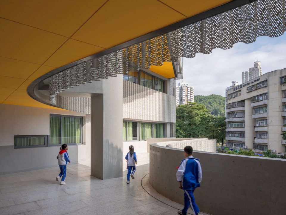 Cuizhu Foreign Language School by Studio Link Arc
