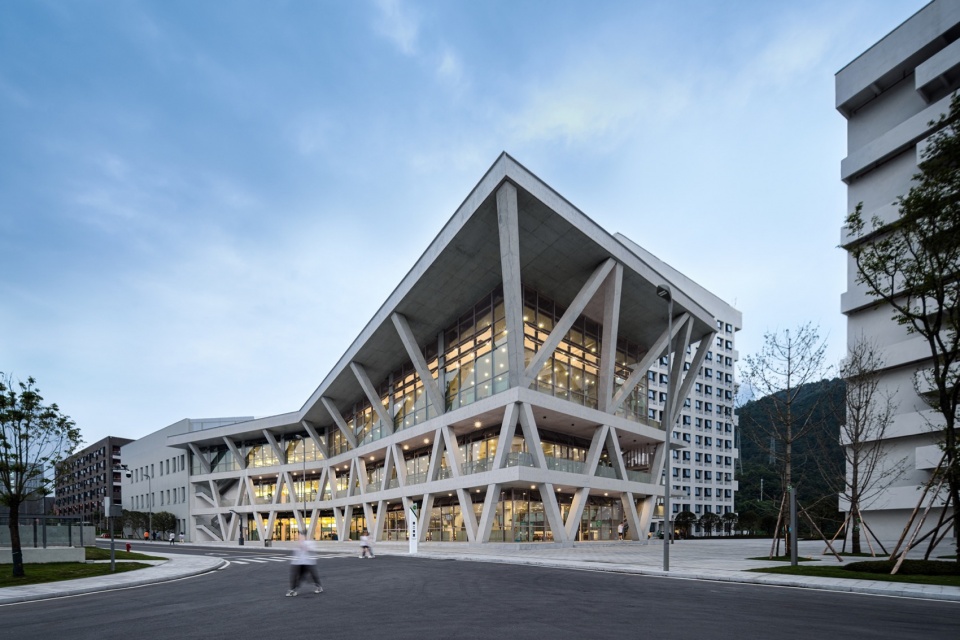 Xihua University Yibin Campus Phase Ⅱ by FCJZ