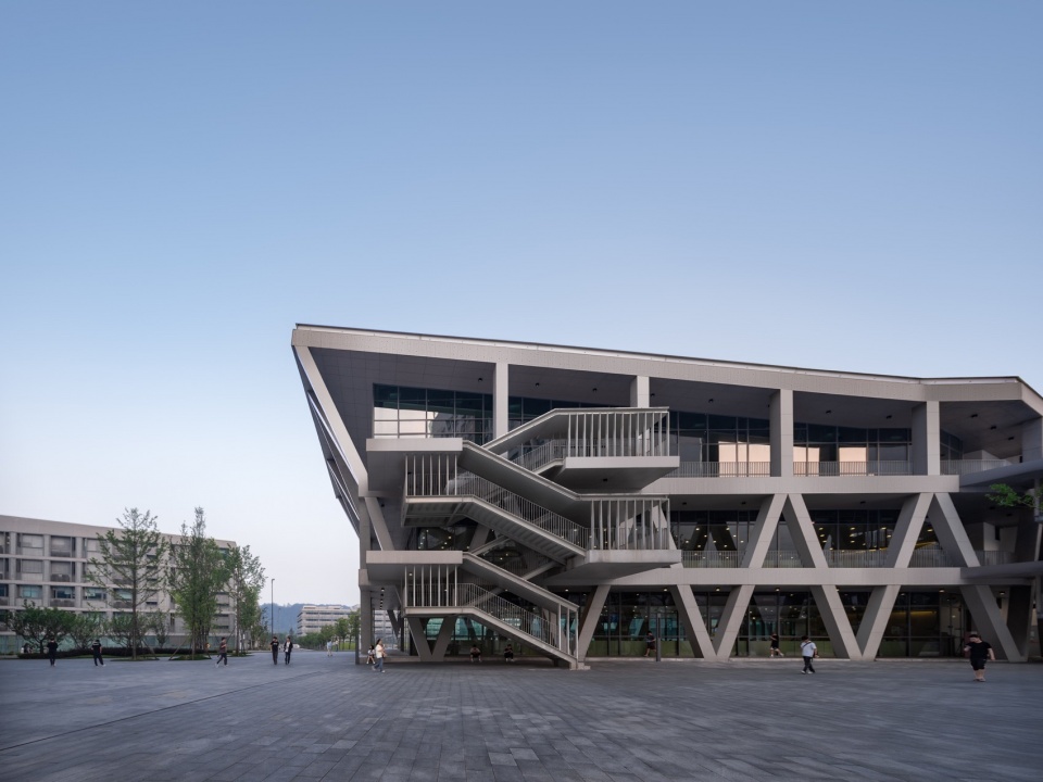 Xihua University Yibin Campus Phase Ⅱ by FCJZ