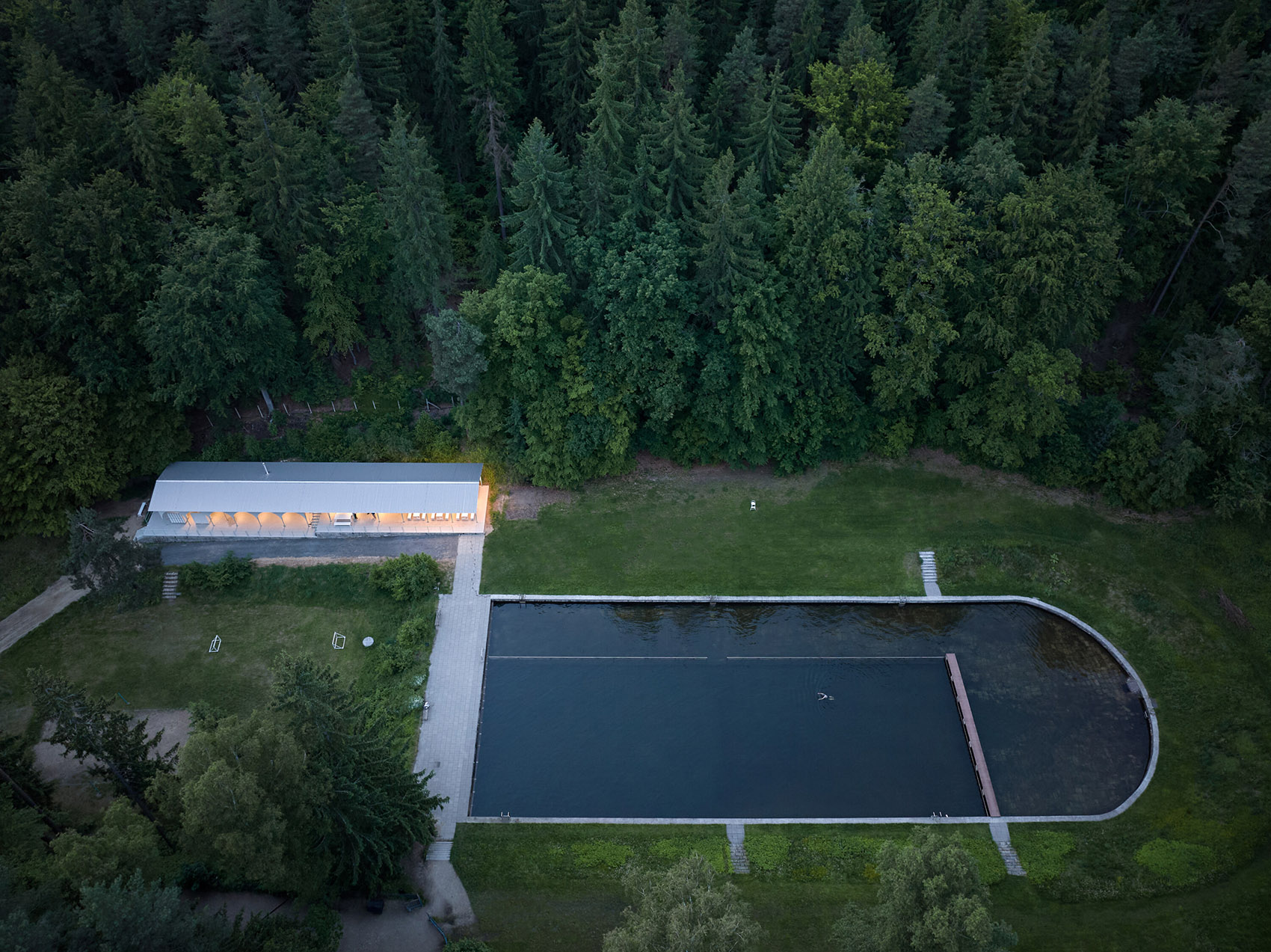 Forest Pool by Mjölk architekti + Marie Vondráková - 谷德设计网