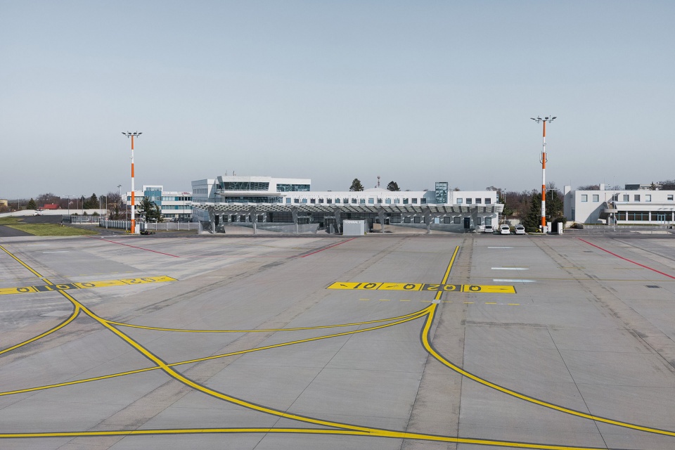 prague airport terminal 3 by ra15