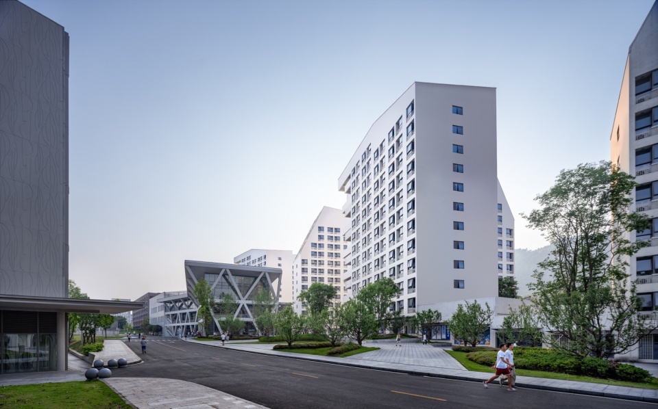 Xihua University Yibin Campus Phase Ⅱ by FCJZ