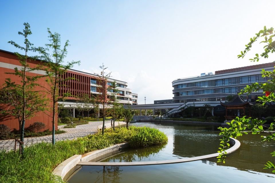 Wanshan Lake Campus of Tianyi Middle School by TJAD