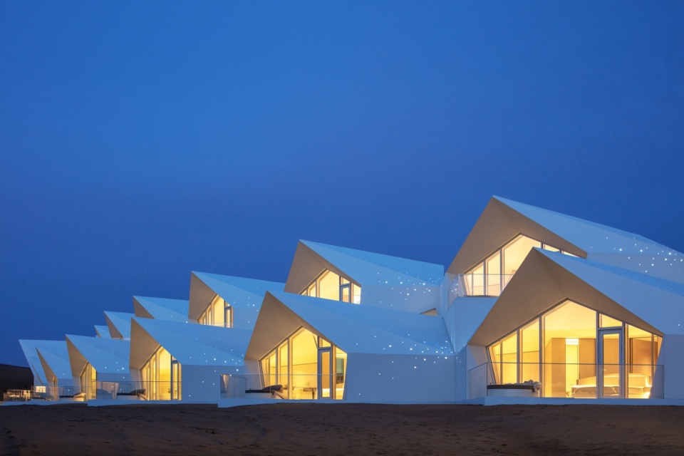 ZhongWei Desert Diamond Hotel by SHUISHI Micron Architects