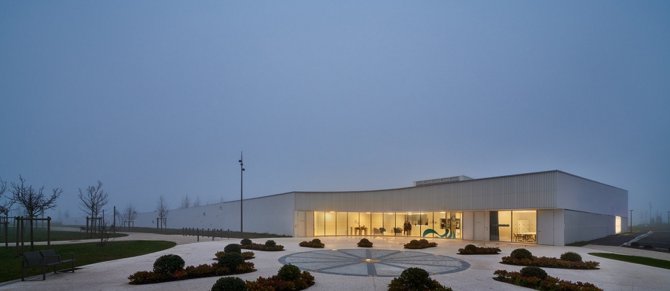 swimming pool complex in fondettes by dominique coulon associes