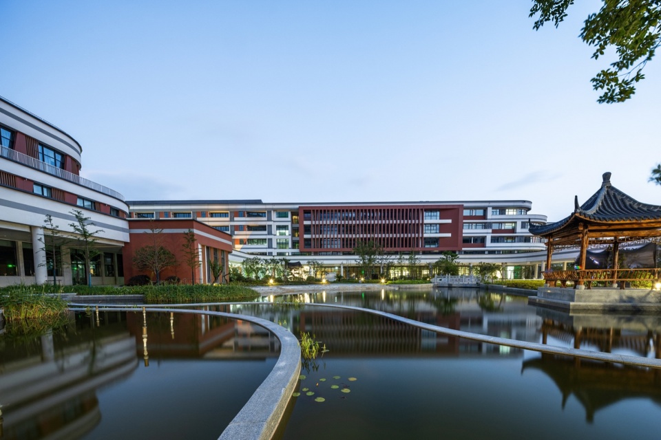 Wanshan Lake Campus of Tianyi Middle School by TJAD