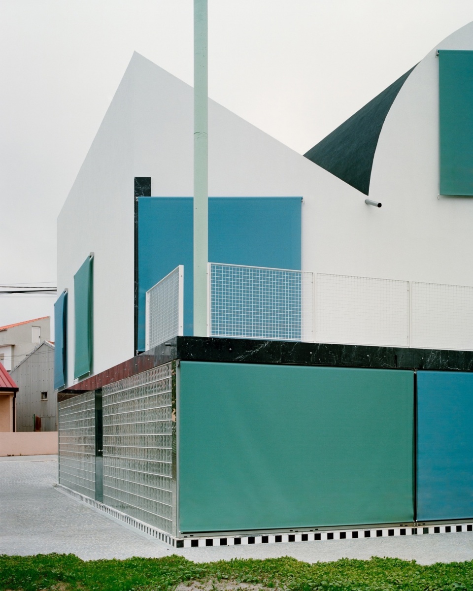 House with an inverted roof by fala