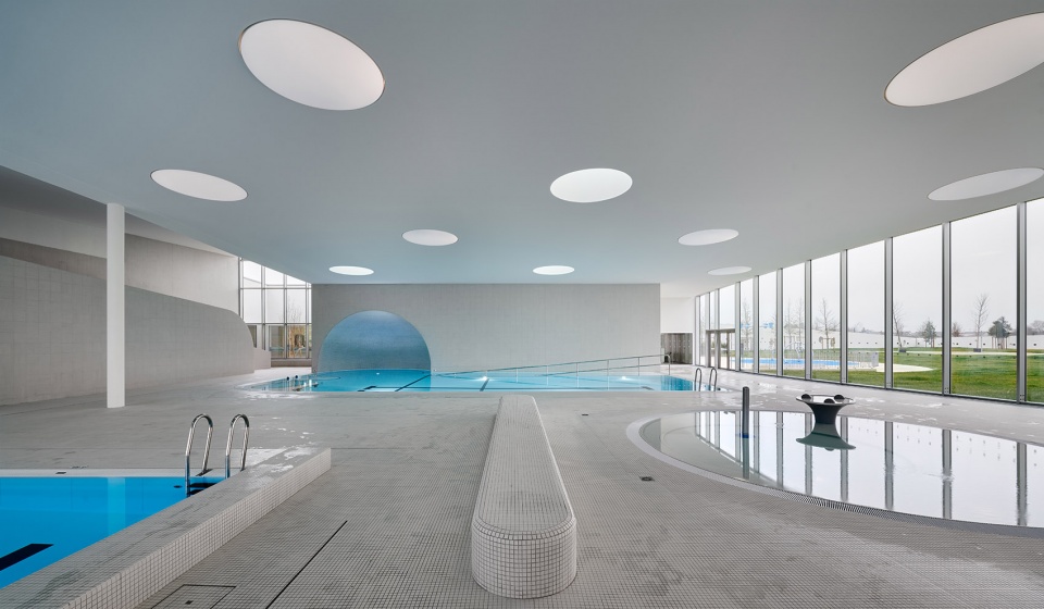swimming pool complex in fondettes by dominique coulon associes