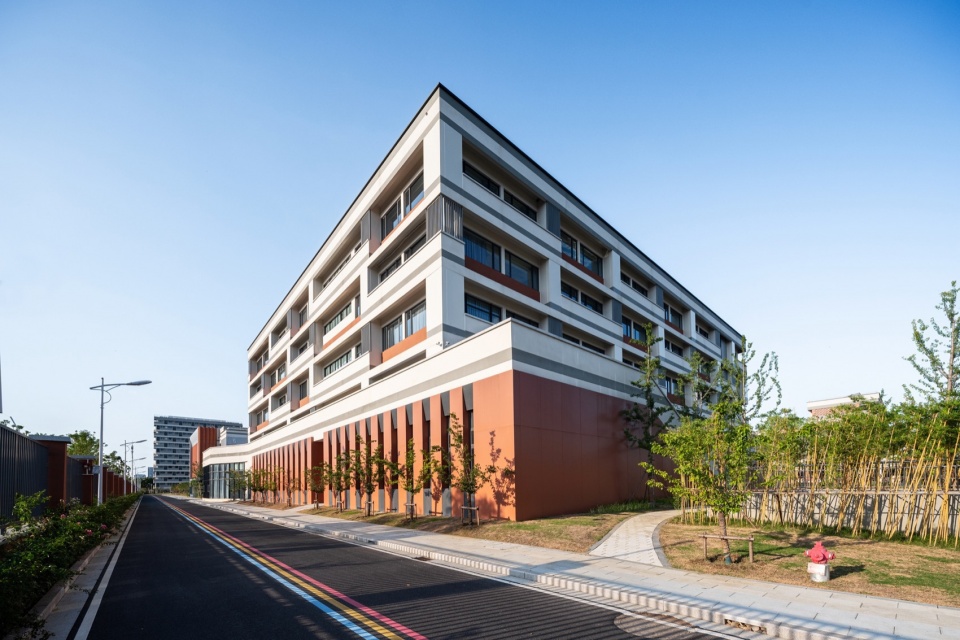 Wanshan Lake Campus of Tianyi Middle School by TJAD