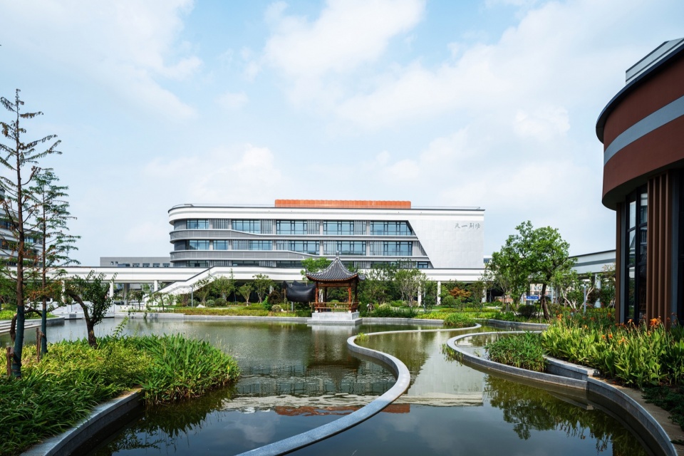 Wanshan Lake Campus of Tianyi Middle School by TJAD
