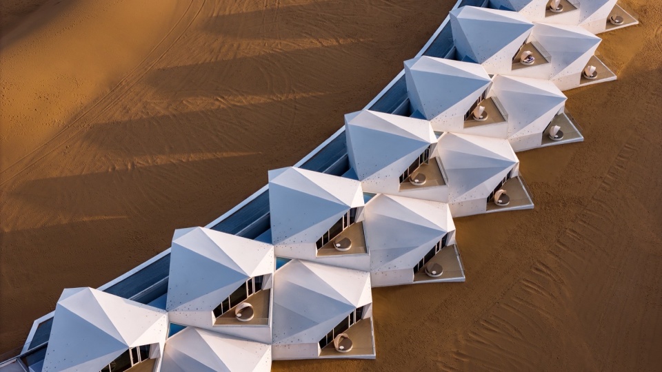 ZhongWei Desert Diamond Hotel by SHUISHI Micron Architects