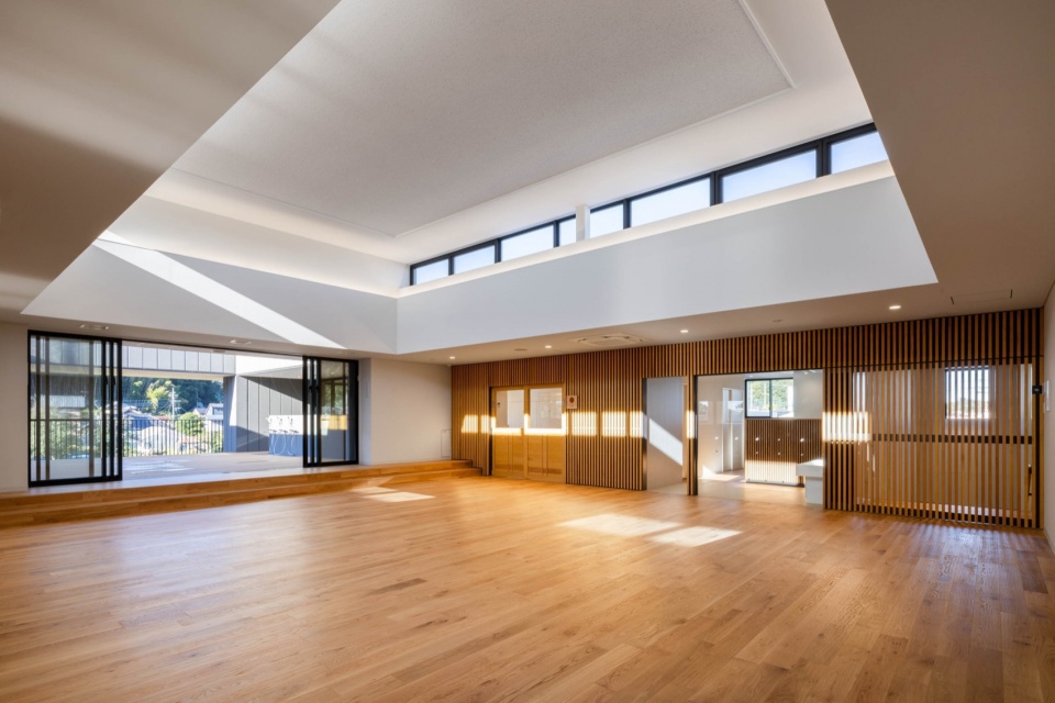 SG Kindergarten and Nursery by HIBINOSEKKEI Youji no Shiro KIDS DESIGN LABO