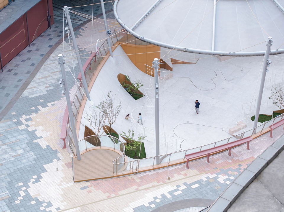 the floating courtyard by deep original lab