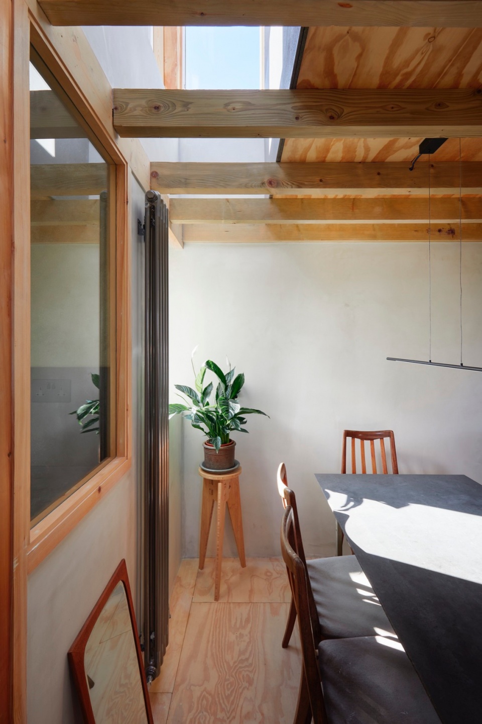 Apartment with a Mezzanine by OFFICE TEN ARCHITECTURE