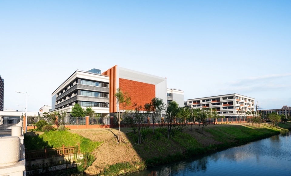 Wanshan Lake Campus of Tianyi Middle School by TJAD