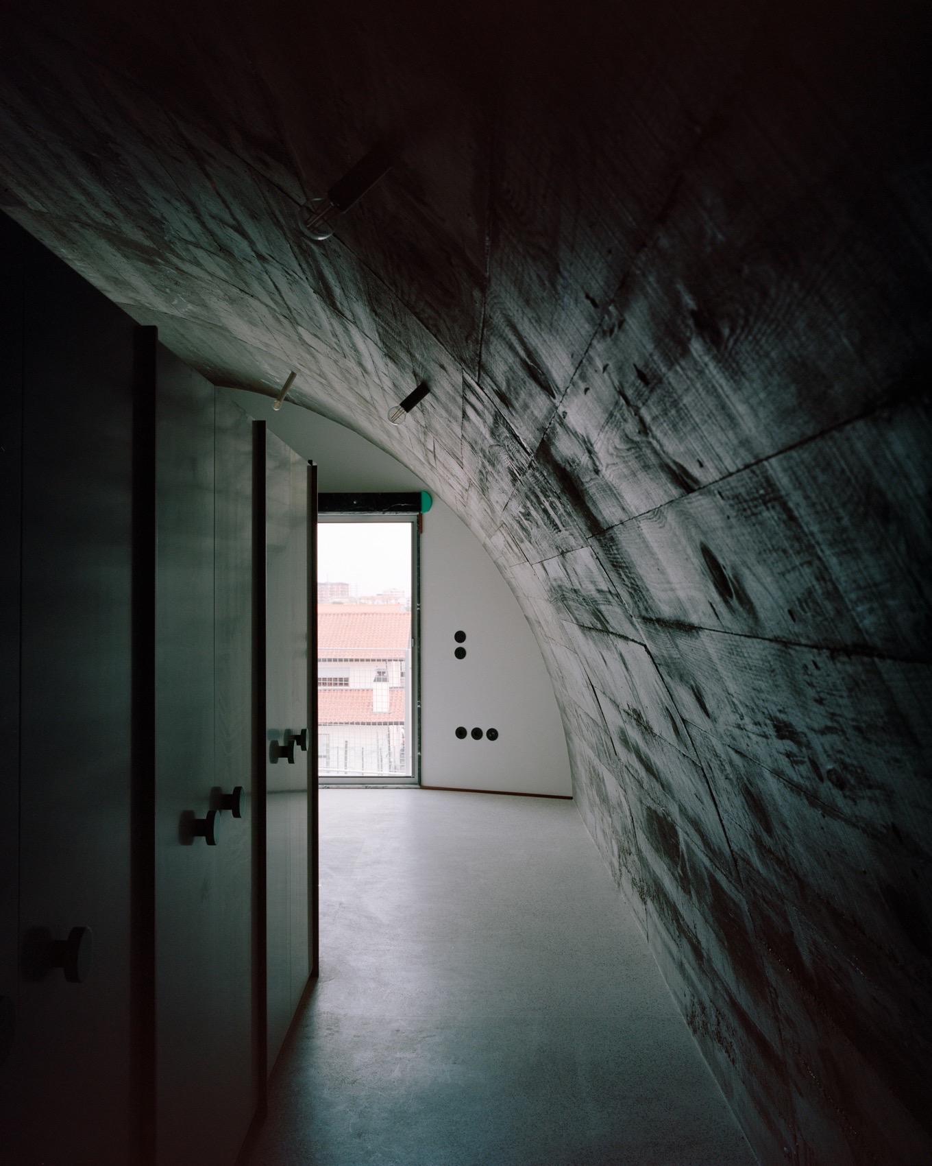 House with an inverted roof by fala - 谷德设计网