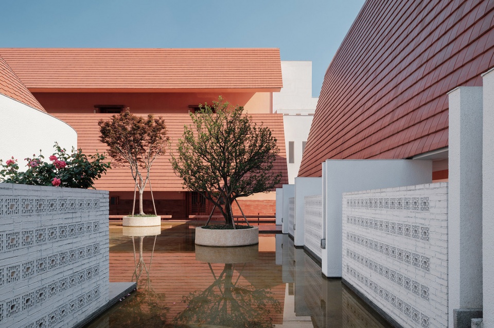 yongli red tile plaza by we arch