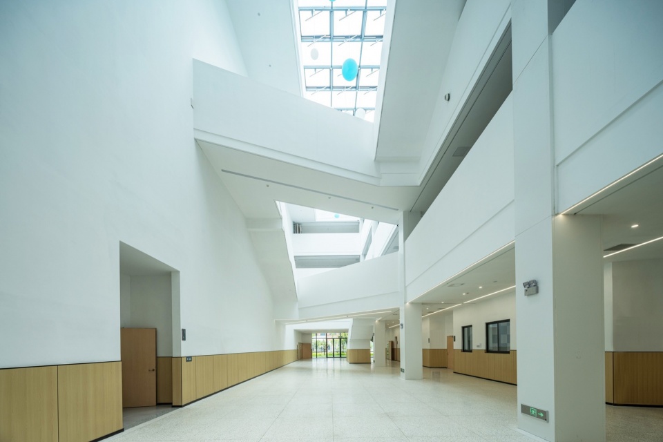 Wanshan Lake Campus of Tianyi Middle School by TJAD