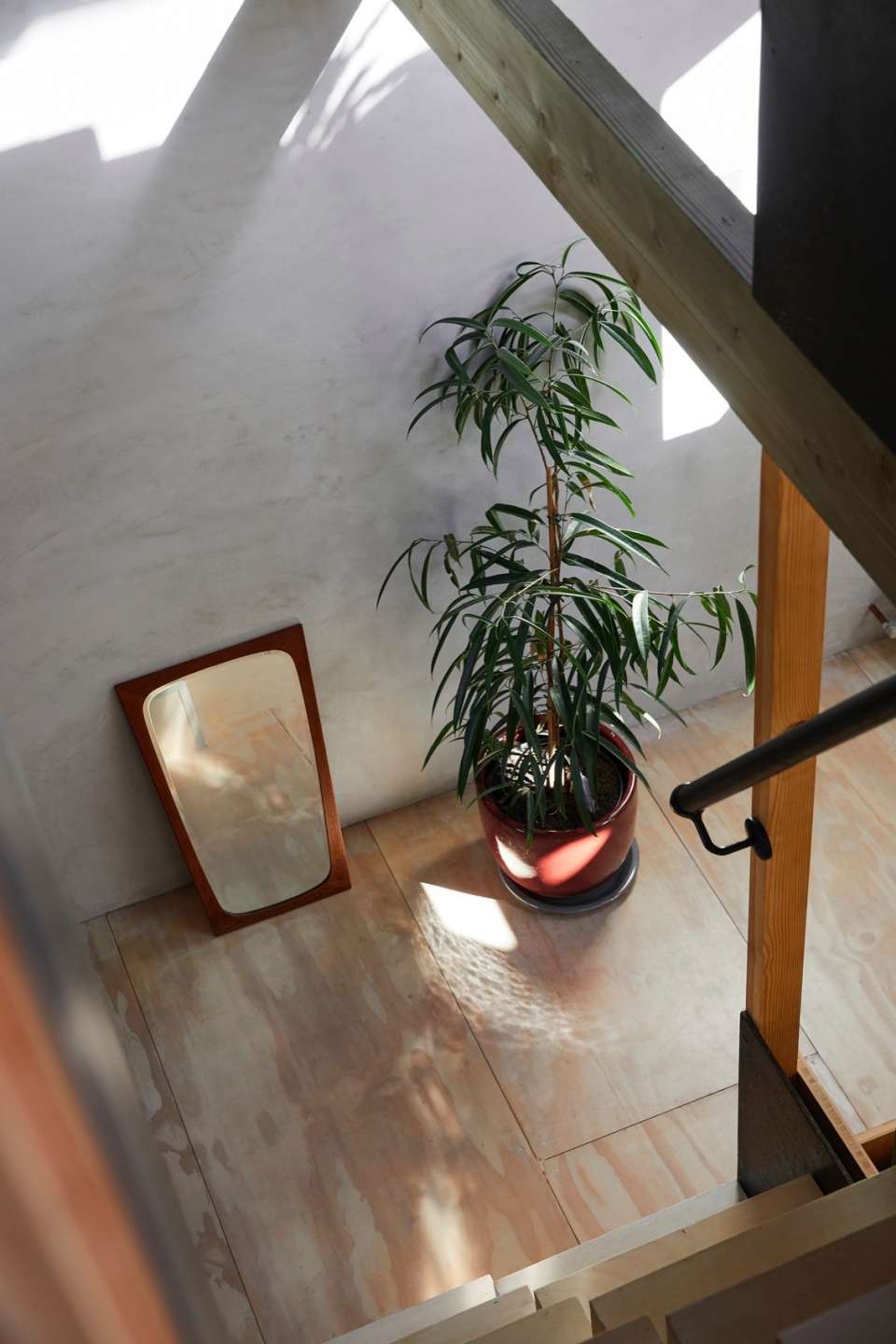 Apartment with a Mezzanine by OFFICE TEN ARCHITECTURE