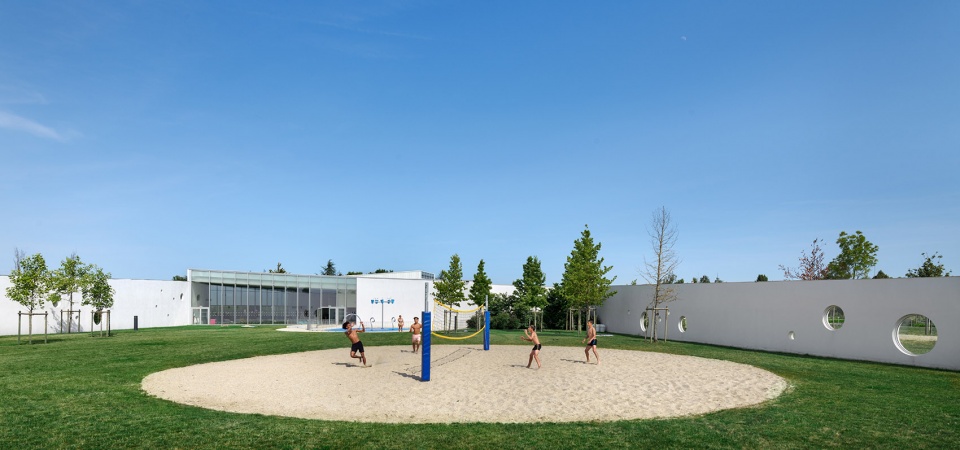 swimming pool complex in fondettes by dominique coulon associes