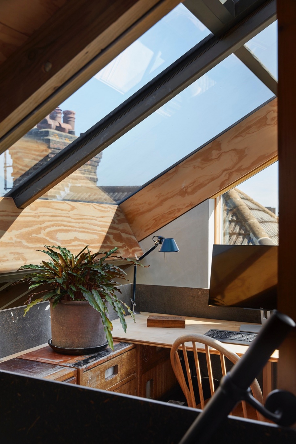 Apartment with a Mezzanine by OFFICE TEN ARCHITECTURE