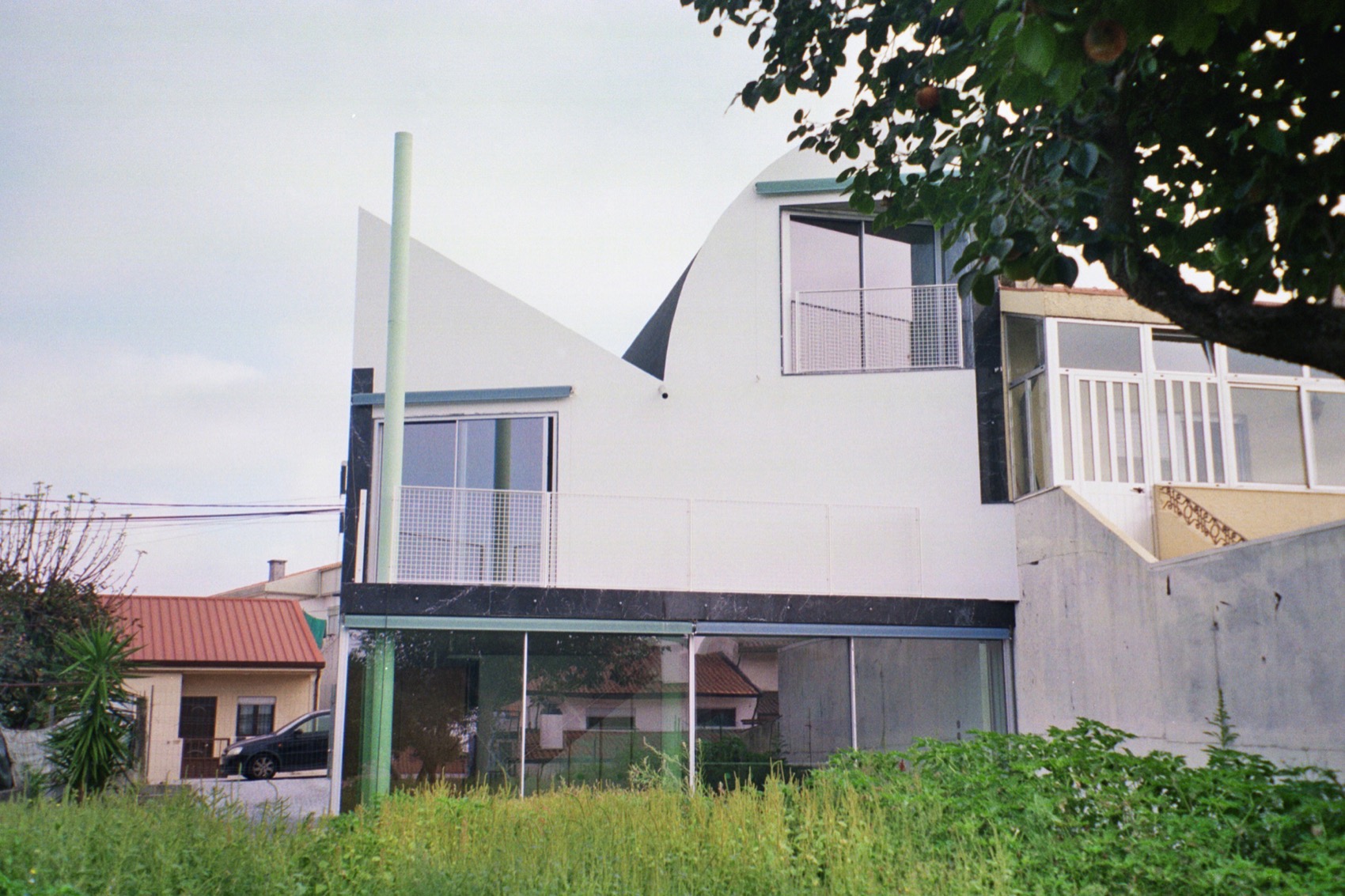 House with an inverted roof by fala - 谷德设计网