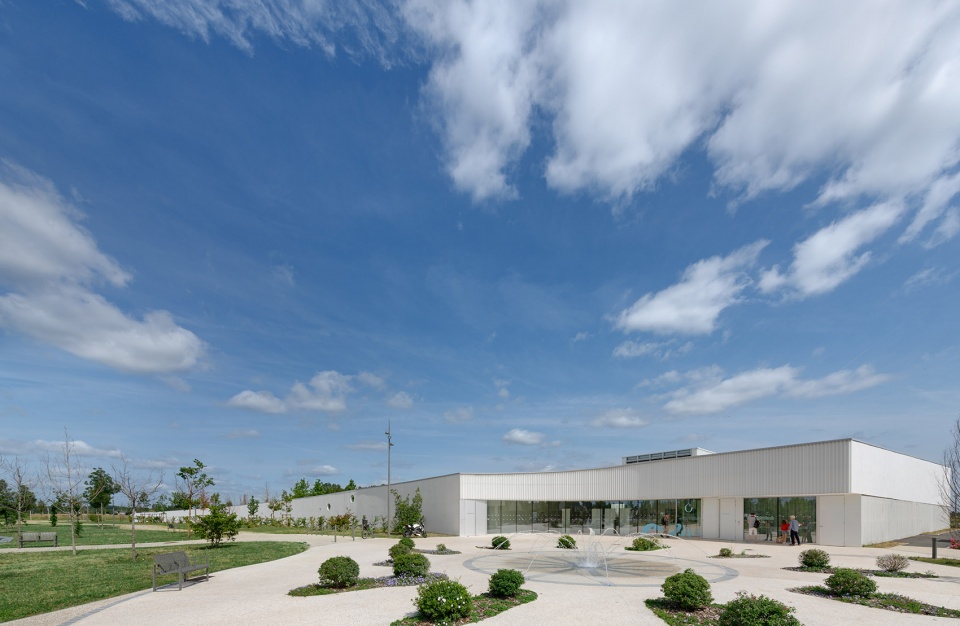 swimming pool complex in fondettes by dominique coulon associes
