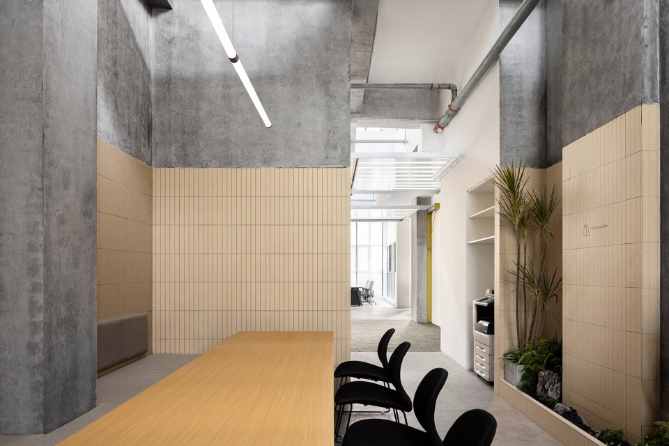 swiss outdoor apparel brand showroon hq by aam architects
