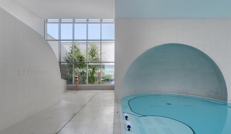 swimming pool complex in fondettes by dominique coulon associes