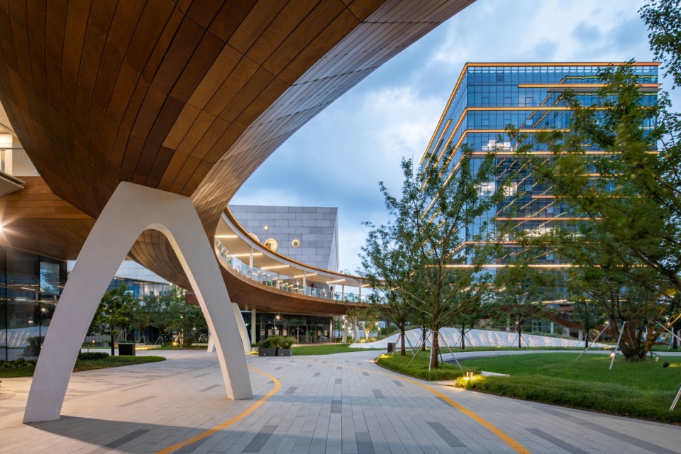 Landscape Design of Phase 1 of New Land on the South Bank of Suzhou Industrial Park by Qidi Design Group Beijing Branch Sanpeng Studio