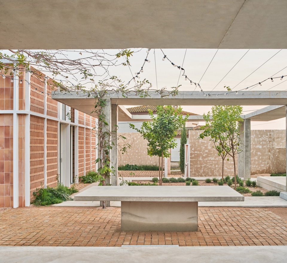 casa tres patis by twobo arquitectura