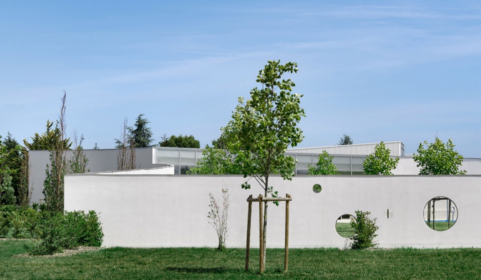 swimming pool complex in fondettes by dominique coulon associes