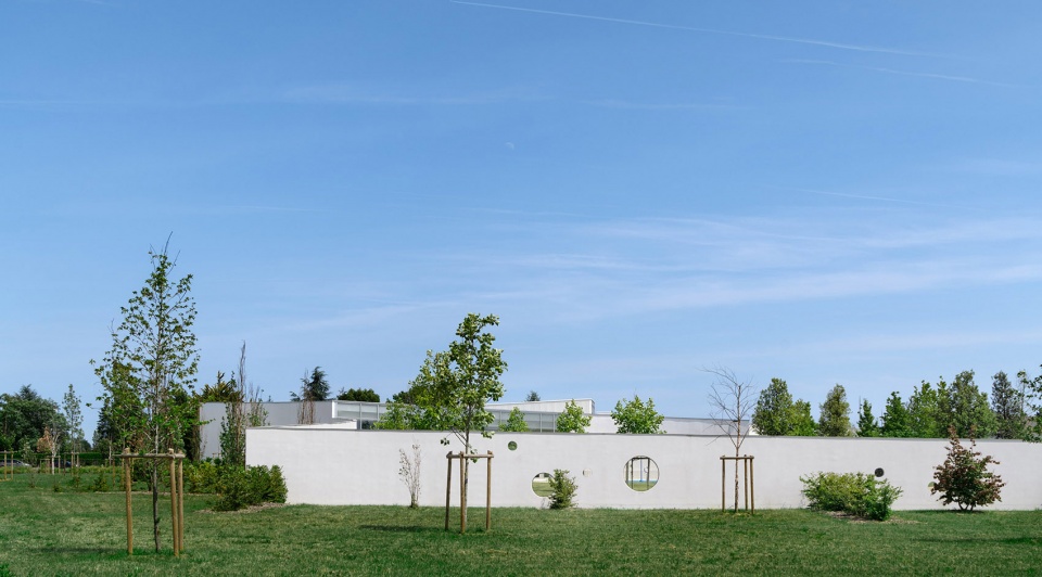 swimming pool complex in fondettes by dominique coulon associes