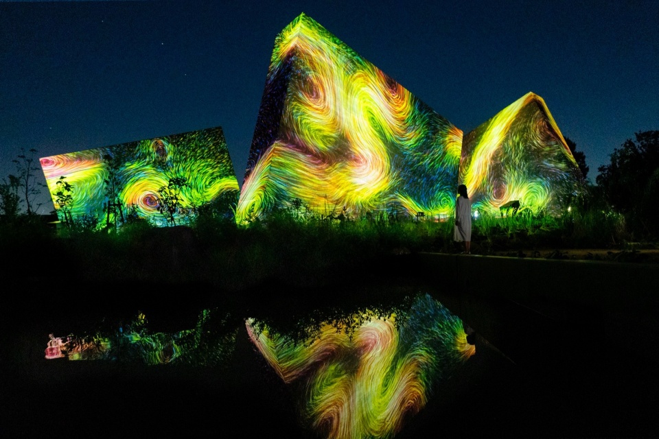 ブロンズ 飛翔する鳥の彫刻 高さ約30cm Sculptures of Dissipative Birds in the Wind by teamLab - Gooood